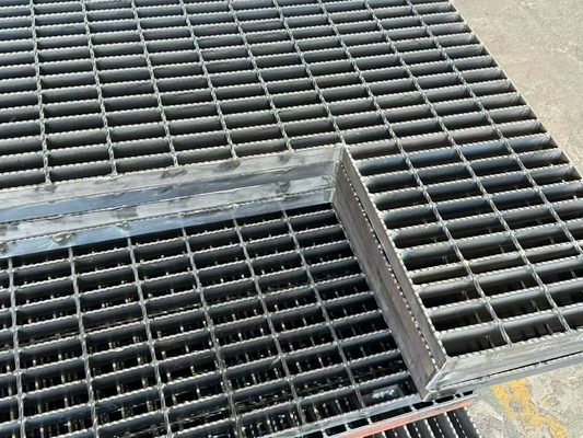 Verzinkte Stahltreppe für Außenräume Hochfeste Metalltreppe mit Korrosionsschutz